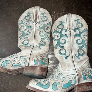 Distressed women’s cowgirl boots